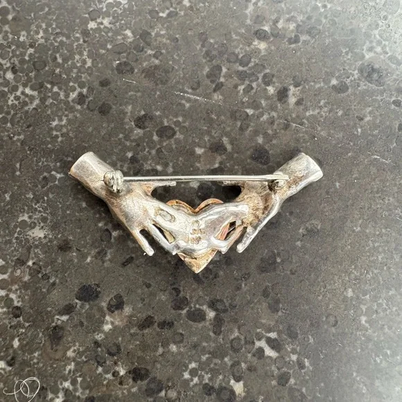 Unique artisan-made pin with gold heart held by two silver hands - Picture 8 of 15